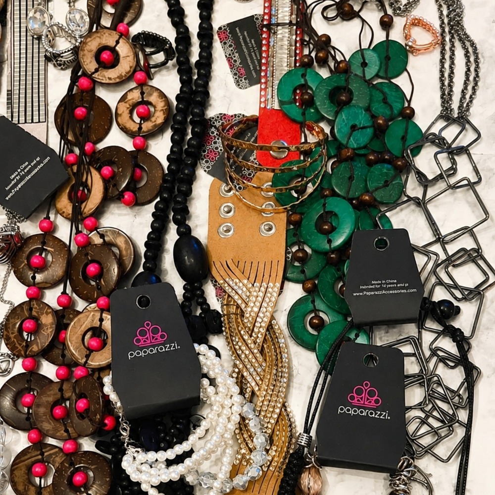 **New 50-Piece Mix Paparazzi | Necklaces, Earrings, Bracelets & Rings | Bundle** - Picture 4 of 5